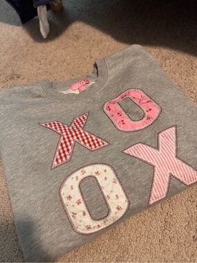 Women's Gray Crewneck Sweater with Pink Appliqué XOXO